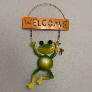 Metal Frog Welcome Sign